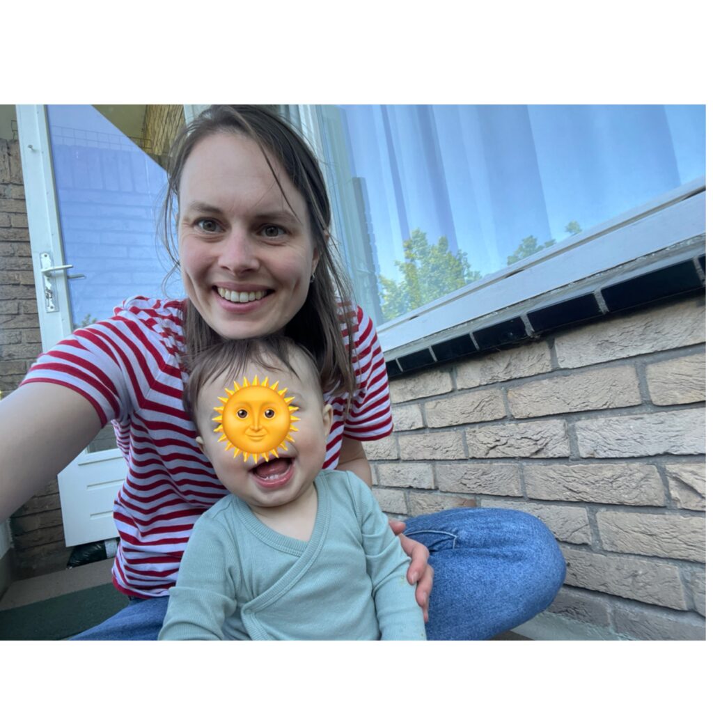 Moeder met baby tijdens eerste jaar van het moederschap